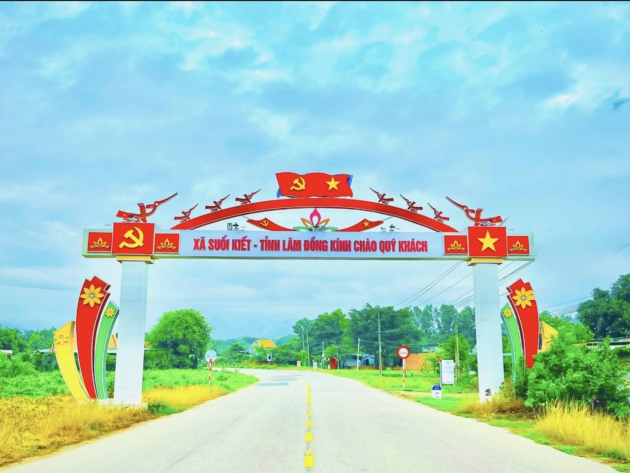 Cổng chào xã Suối Kiết tỉnh Lâm Đồng kính chào quý khách với cờ Đảng và cờ Tổ quốc