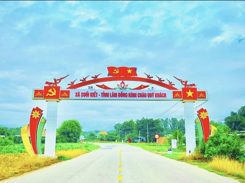 Cổng chào xã Suối Kiết tỉnh Lâm Đồng với cờ Đảng và cờ Tổ quốc