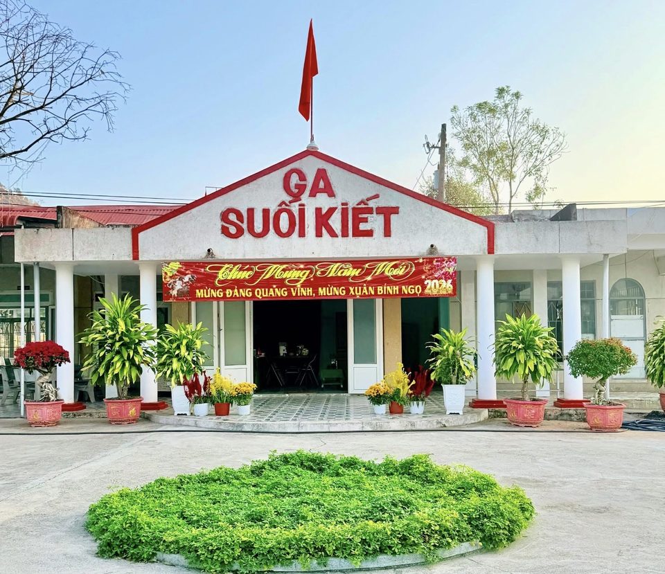 Ga Suối Kiết trang trí băng rôn đỏ chào năm mới Bính Ngọ 2026